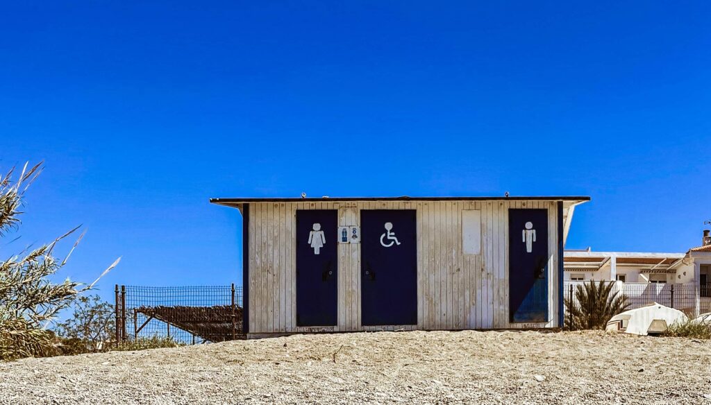 Toilettes sur la plage de Salobreña