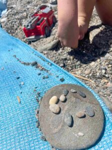 Jouer aux galets sur la plage