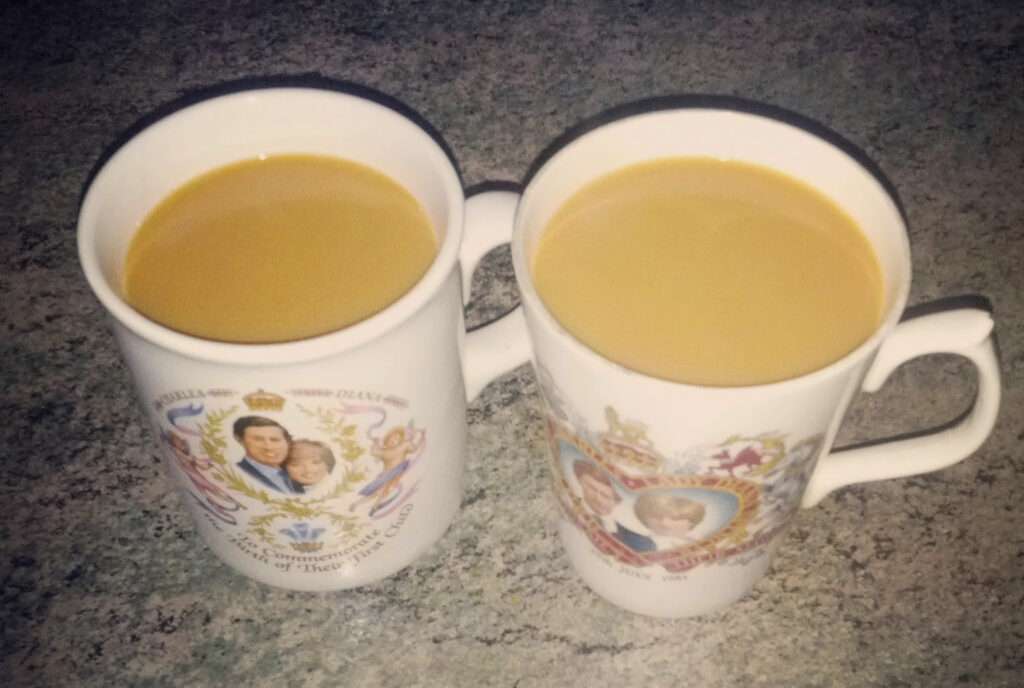 Les tasses de thé avec des membres de la famille royale anglaise sont un objet fort apprécié