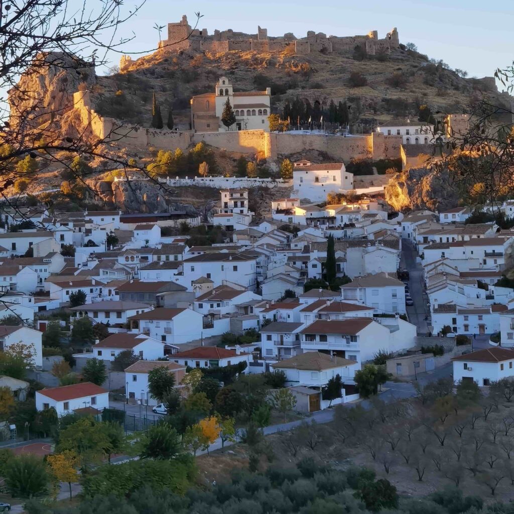 Le village de Moclín dans la province de Grenade