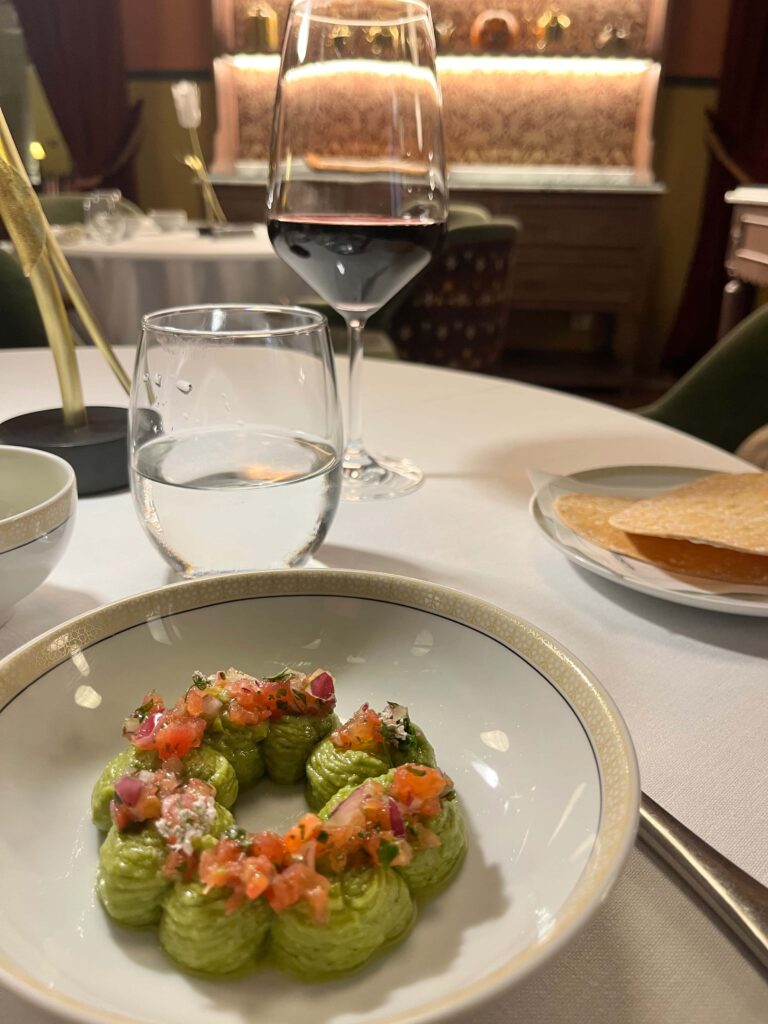 El Claustro : Hummus au basilic en entrée