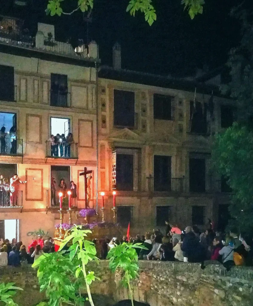 Procession sur la carrera del Darro