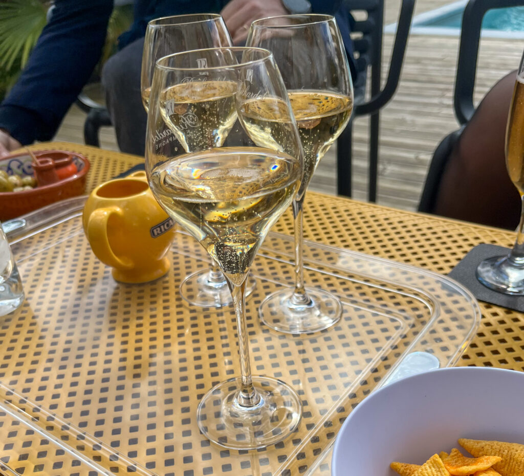 Champagne et Ricard