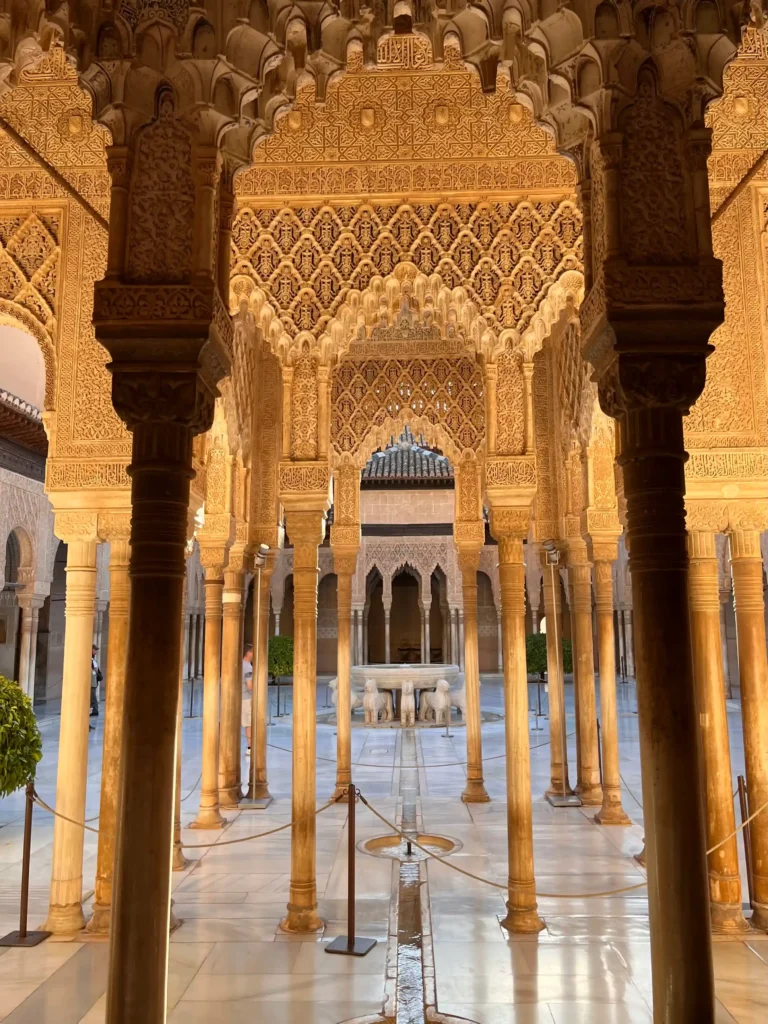 Le patio de los Leones dans l'Alhambra de Grenade