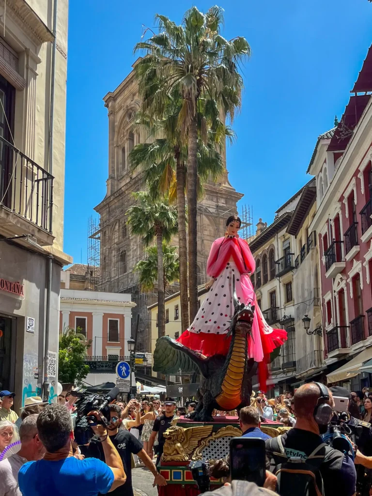La Tarasca défile lors du Corpus Christi à Grenade