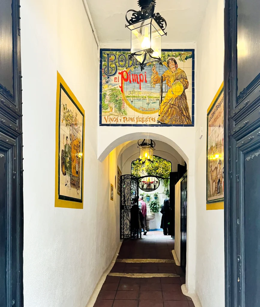 Une des entrées de la taverne El Pimpi à Málaga