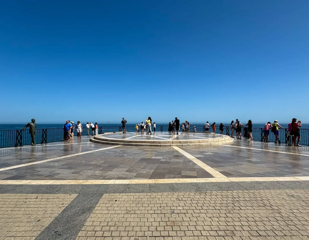 La station de balnéaire de Nerja se trouve sur la Costa del Sol. Son Balcon de l'Europe accueille des touristes de tous les pays d'Europe.