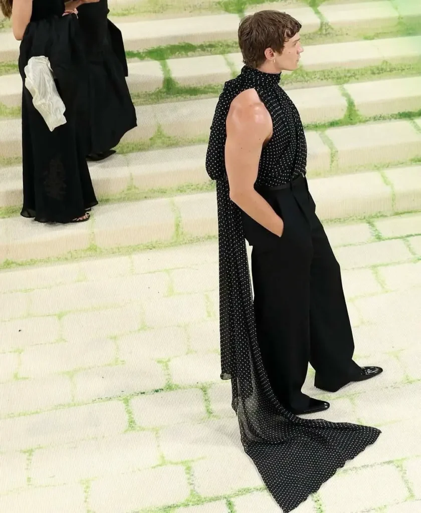 Connor Storrie et le motif des pois, constant du flamenco et de la mode andalouse